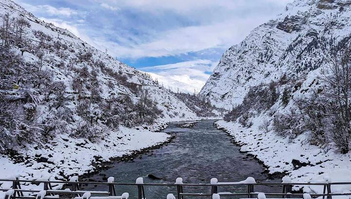 हिमाचल के मंडी में कभी हरी भरी और सुंदर नजर आने वाली इस झील का नाम पराशर झील है. लेकिन जब इस झील का बर्फबारी से एनकाउंटर हुआ तो इसकी तस्वीर ही बदल गई.