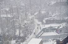 तस्वीरें: पहाड़ों पर ज़बरदस्त बर्फबारी, सड़कों पर जमी बर्फ की मोटी परत, सैलानियों में खुशी की लहर