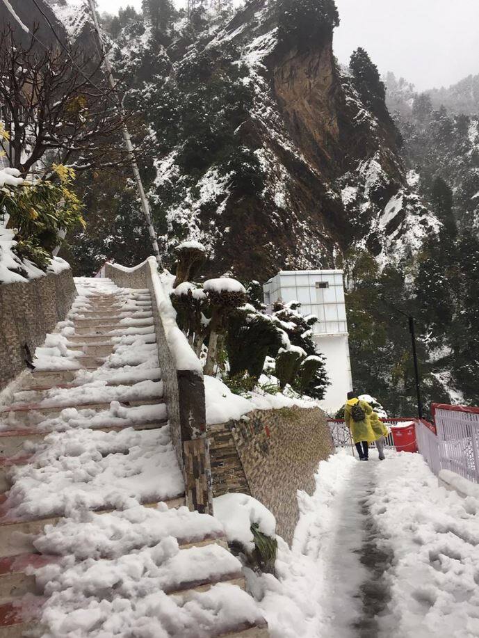 बर्फ की सफेद चादर में लिपटी ये तस्वीर हिमाचल के शिमला से 16 किलोमीटर कुफरी की है जहां मौसम के पहली बर्फबारी का दूर-दूर से आए सैलानी खूब मजा उठा रहे हैं.