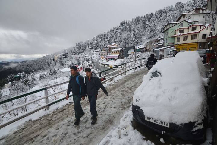 सैलानियों के लिए तो ये खुशी की बर्फबारी है, लेकिन प्रशासन के लिए किसी मुसीबत से कम नहीं है. सड़कों को शुरू करने के लिए बर्फ को हटाया जा रहा है.