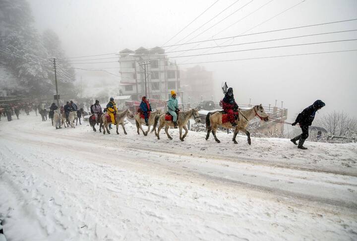 दूर-दूर से आए सैलानी इस बर्फबारी का खूब मजा उठा रहे हैं.