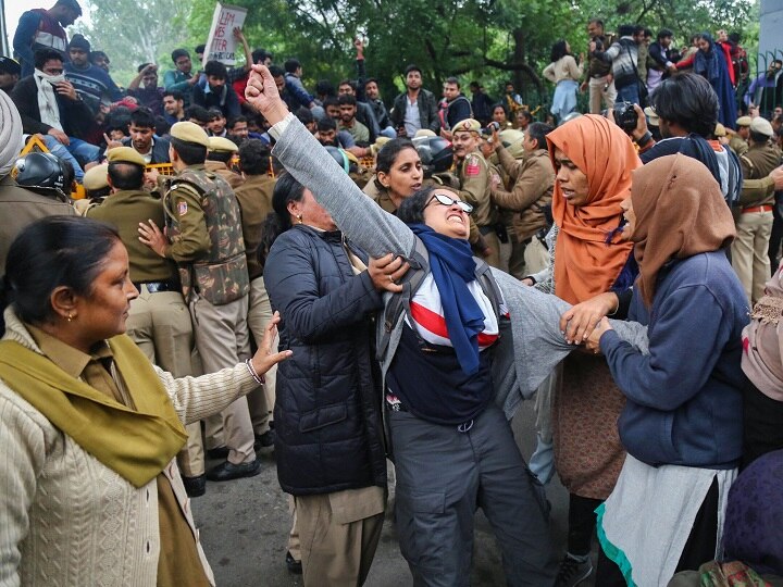 Day After Protest Against Citizenship Act, Jamia Postpones Semester Exams Scheduled for Today CAB के विरोध का बुरा असर: जामिया में सेमेस्टर परीक्षाएं स्थगित, बंगाल-नगालैंड में जबरदस्त हिंसा