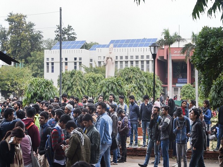 Demonstration of students in Jamia for the third day continues on the citizenship act नागरिकता कानून को लेकर जामिया में छात्रों का प्रदर्शन तीसरे दिन भी जारी