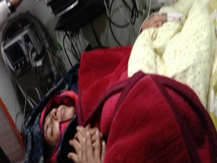 DCW chief Swati Maliwal falls unconscious, admitted to LNJP hospital दिल्ली: महिला सुरक्षा के लिए धरने पर बैठीं स्वाति मालीवाल की तबीयत बिगड़ी, ICU में भर्ती