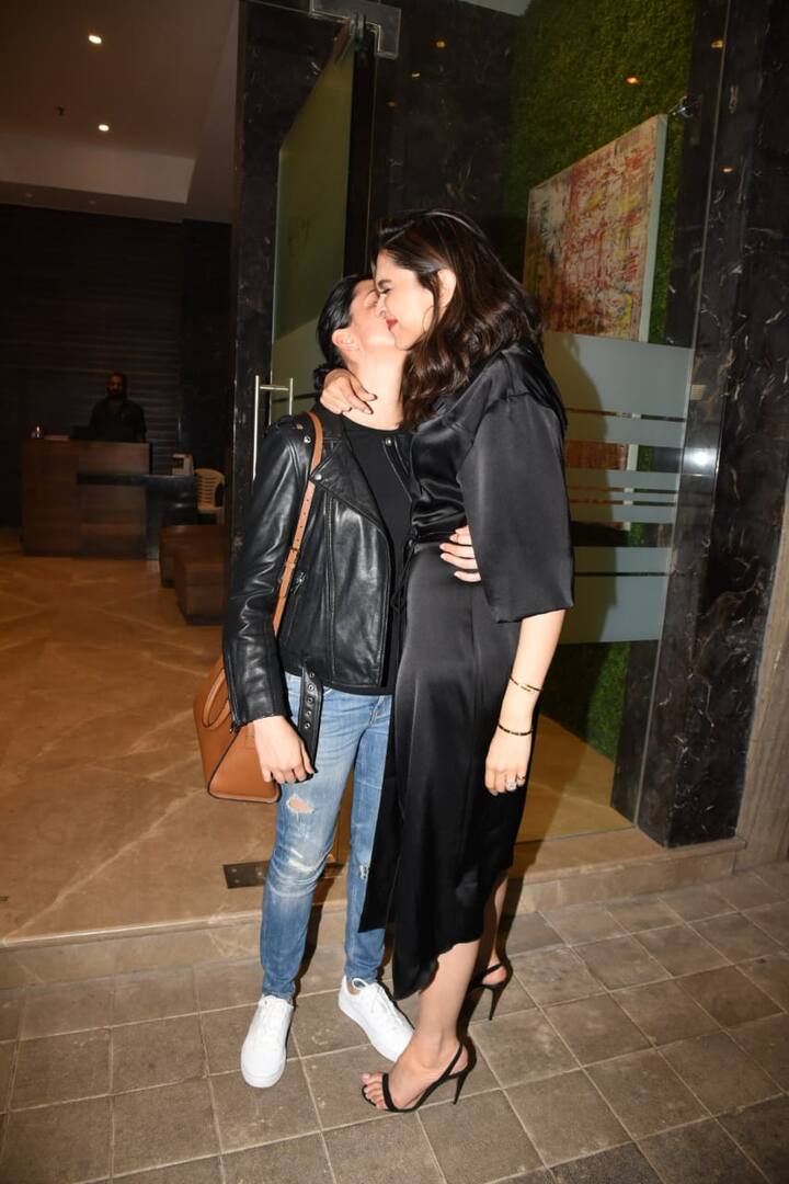 इस दौरान दोनों एक दूसरे के साथ खूब मस्ती भरे अंदाज में दिखाई दीं. (Photo Credit: Manav Manglani)