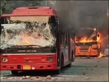 नागरिकता कानून के खिलाफ जामिया के छात्रों का तीसरे दिन भी विरोध जारी, सड़कें जाम, बसों में लगाई आग