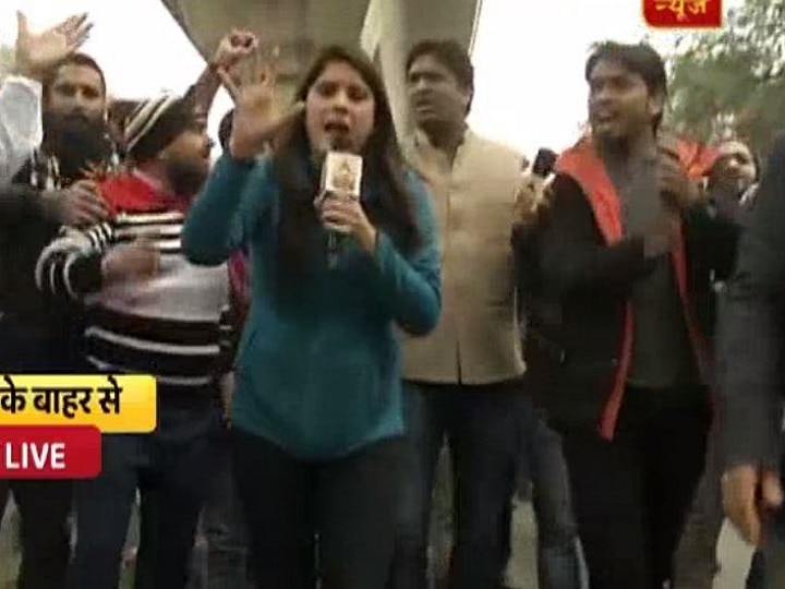 Jamia Protest- Misbehaving with ABP reporter during live reporting, mob attempts to surround Jamia Protest: Live रिपोर्टिंग के दौरान ABP रिपोर्टर के साथ बदसलूकी, भीड़ ने की घेरने की कोशिश
