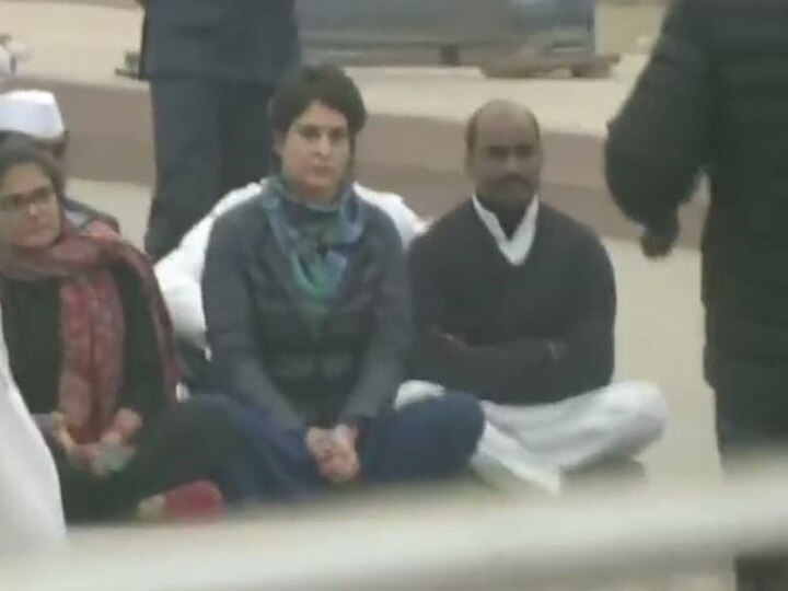 Priyanka Gandhi stages protest at India Gate against delhi police crackdown on students जामिया प्रदर्शन: छात्रों पर पुलिस की कार्रवाई के खिलाफ प्रियंका गांधी इंडिया गेट पर धरने पर बैठीं