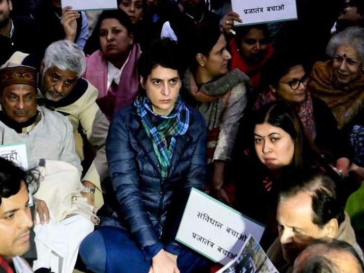 Priyanka Gandhi ends her symbolic protest against Delhi Police प्रियंका गांधी ने 'नागरिकता कानून' को बताया संविधान नष्ट करने वाला, छात्रों के समर्थन में बैठी थीं धरने पर