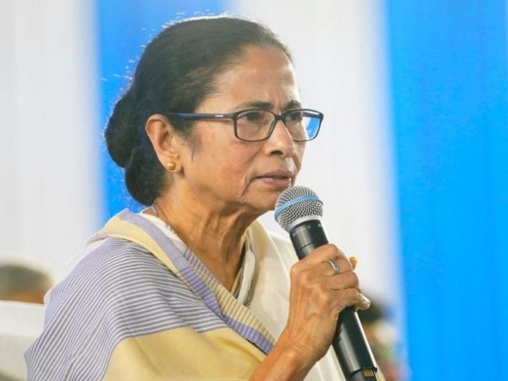 Mamata banerjee alleges BJP gives money to people to instigate violence नागरिकता कानून के खिलाफ ममता बनर्जी की रैली, बोलीं- 'जब तक जिंदा हूं, यह कानून लागू नहीं करूंगी'