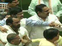 महाराष्ट्र विधानसभा में लगातार दूसरे दिन हुआ हंगामा, बीजेपी और शिवसेना विधायकों के बीच भिड़ंत