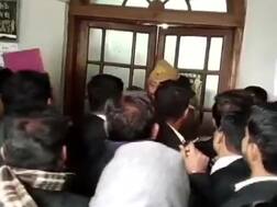 बिजनौर की CJM अदालत में गोलीबारी, हत्या के आरोपी शख्स की मौत, दो पुलिसकर्मी घायल