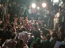 मद्रास यूनिवर्सिटी में CAA के खिलाफ स्टूडेंट्स का विरोध जारी, कैंपस में घुसी पुलिस