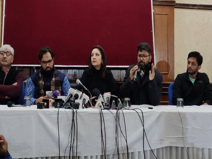 जामिया छात्र का दावा- विरोध में नहीं था शामिल, फिर भी पुलिस ने तोड़ दिए दोनों हाथ Jamia students press conference against police action in university जामिया छात्र का दावा- विरोध में नहीं था शामिल, फिर भी पुलिस ने तोड़ दिए दोनों हाथ