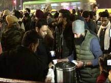 Jamia Protest: सिख समुदाय के लोगों ने प्रदर्शन कर रहे छात्रों को पिलाई चाय, यूजर्स ने कहा- 'ये है हमार भाईचारा'