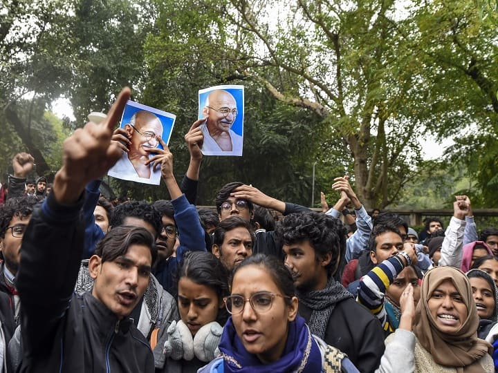 नागरिकता संशोधन कानून पर रोक से सुप्रीम कोर्ट का इनकार, केंद्र सरकार को नोटिस जारी SC issues notice to Centre on pleas challenging Citizenship Amendment Act नागरिकता संशोधन कानून पर रोक से सुप्रीम कोर्ट का इनकार, केंद्र सरकार को नोटिस जारी