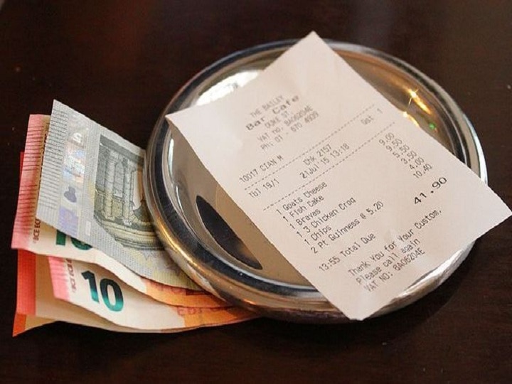 Are you still not paying service charge in the restaurant yet? कहीं आप भी तो अभी तक नहीं दे रहे रेस्तरां में सर्विस चार्ज