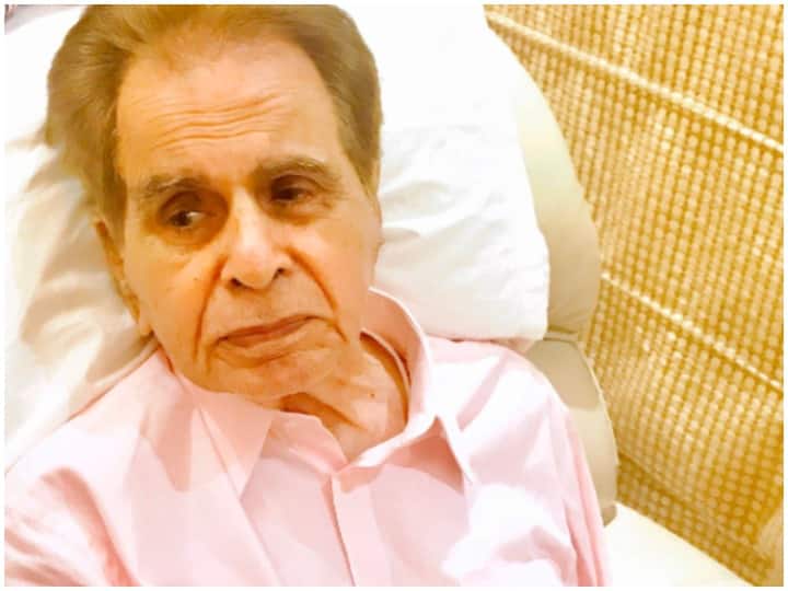 जानिए क्या हुआ जब प्रशंसक 'ट्रेजडी किंग' की जगह उनके भाई को दिलीप कुमार समझ बैठे Dilip Kumar mistaken for brother Aslam, picture went viral जानिए क्या हुआ जब प्रशंसक 'ट्रेजडी किंग' की जगह उनके भाई को दिलीप कुमार समझ बैठे