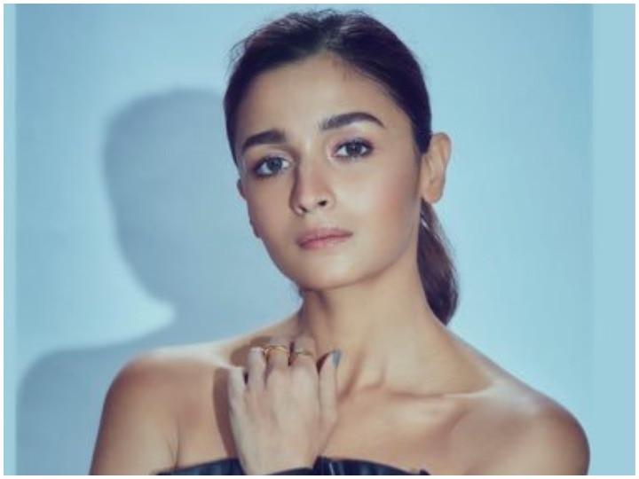 Alia Bhatt in support of student protest shares preamble of India Constitution  CAA के विरोध में प्रदर्शन कर रहे विद्यार्थियों के समर्थन में उतरीं आलिया भट्ट, किया ये पोस्ट