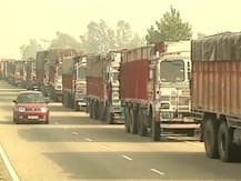 खराब मौसम के चलते पांच दिनों से जम्मू-श्रीनगर राष्ट्रीय राजमार्ग बंद, सैकड़ों यात्री वाहन और ट्रक फंसे