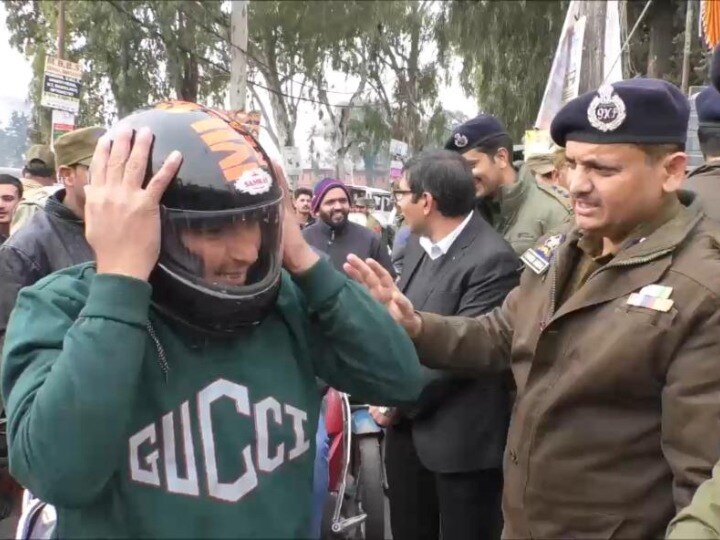 Jammu and Kashmir Police's unique initiative, helmets distributed to bikers in Poonch जम्मू-कश्मीर पुलिस की अनोखी पहल, पुंछ में बाइक चलाने वालों को बांटा हेलमेट