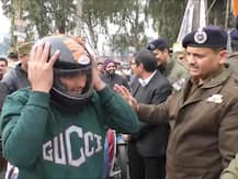 जम्मू-कश्मीर पुलिस की अनोखी पहल, पुंछ में बाइक चलाने वालों को बांटा हेलमेट