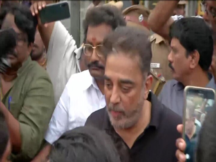 CAA: Kamal Haasan expresses solidarity with agitating Madras varsity students CAA: विरोध प्रदर्शन कर रहे मद्रास यूनिवर्सिटी के छात्रों से मिलने पहुंचे कमल हासन, गेट पर ही रोका गया