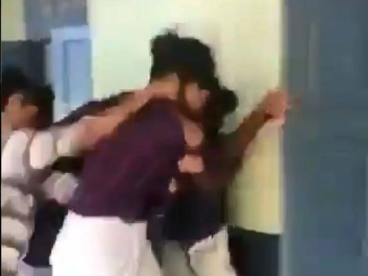 केरल: CAA के समर्थन में था एबीवीपी का सेमिनार, SFI कार्यकर्ताओं ने की मारपीट, तीन घायल Kerala: SFI workers thrash an ABVP worker केरल: CAA के समर्थन में था एबीवीपी का सेमिनार, SFI कार्यकर्ताओं ने की मारपीट, तीन घायल