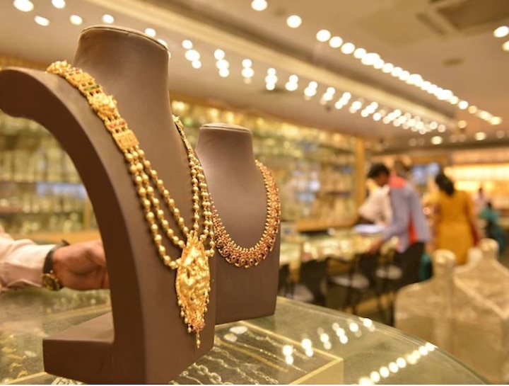 bullion market: prices of gold and silver , an increase of 14 rupees was recorded. सर्राफा बाजारः सोने की कीमत में मामूली इजाफा, चांदी में नहीं दिखा ज्यादा बदलाव