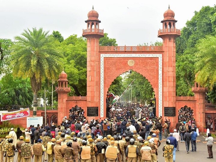 AMU Lathi Charge: Allahabad High court seeks answers from central and UP government CAA विरोध प्रदर्शन: AMU लाठीचार्ज पर इलाहाबाद हाई कोर्ट ने केंद्र और यूपी सरकार से जवाब मांगा