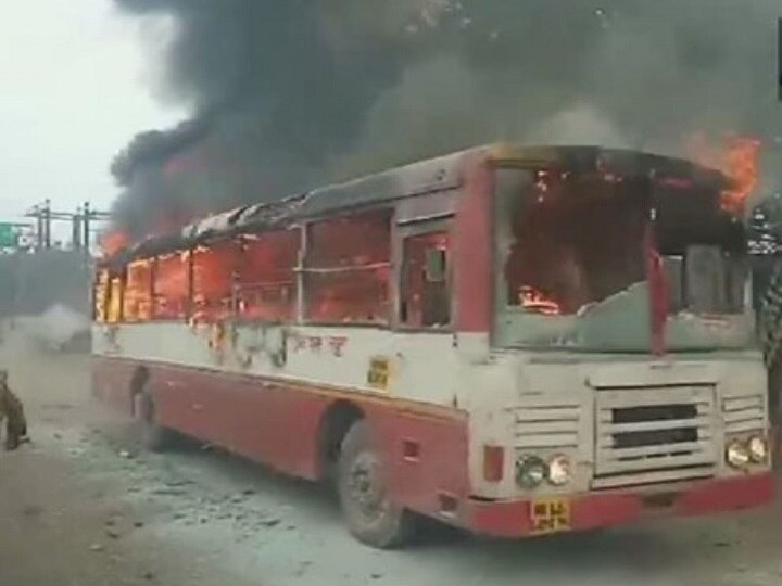 CAA Protest: यूपी के संभल में प्रदर्शन के दौरान सरकारी बस में आग लगाई, इंटरनेट सर्विस बंद की गईं Bus Set ablaze in fire in Sambhal of UP, internet services suspends CAA Protest: यूपी के संभल में प्रदर्शन के दौरान सरकारी बस में आग लगाई, इंटरनेट सर्विस बंद की गईं