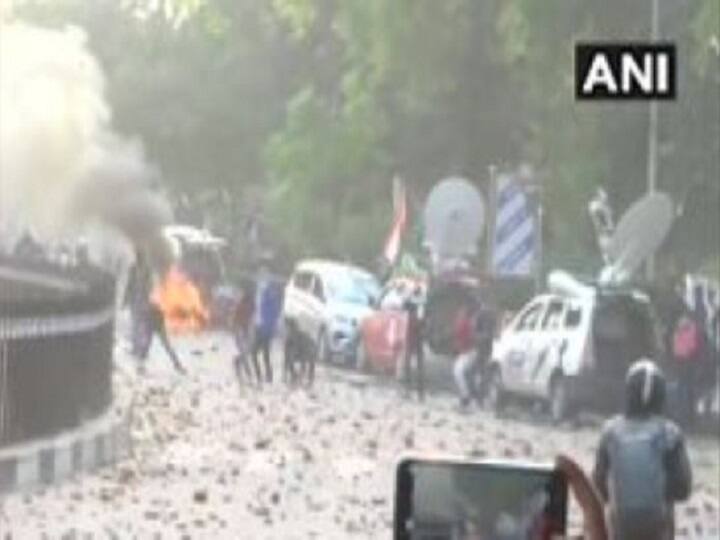 CAA Protest: लखनऊ में आगजनी और पथराव की घटनाएं, मीडिया की गाड़ियों को भी जलाया गया lucknow city protest against the citizenship amendment act CAA Protest: लखनऊ में आगजनी और पथराव की घटनाएं, मीडिया की गाड़ियों को भी जलाया गया
