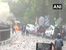 CAA Protest: लखनऊ में आगजनी और पथराव की घटनाएं, मीडिया की गाड़ियों को भी जलाया गया