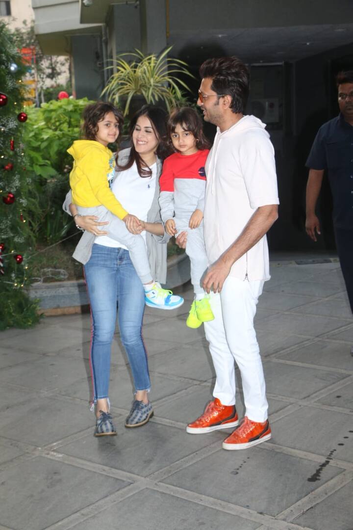 इस पार्टी में अभिनेता रितेश देशमुख ने अपने पूरे परिवार के साथ शिरकत की. (Photo Credit: Manav Manglani)