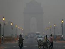 ठंड से ठहरी दिल्ली: घने कोहरे की वजह से 100 ट्रेनें और 10 से अधिक हवाई उड़ानें रद्द