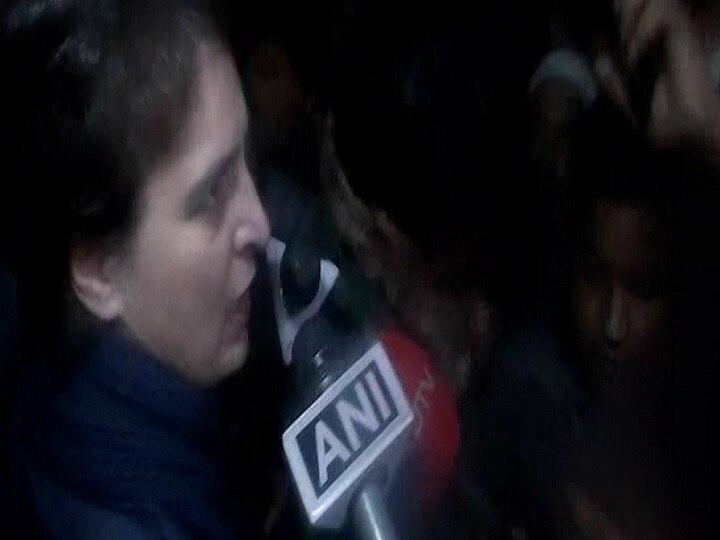Priyanka Gandhi met with CAA Protesters at India Gate CAA विरोध: प्रदर्शनकारियों से इंडिया गेट पर मिलीं प्रियंका गांधी, कहा- गरीबों के खिलाफ है ये कानून