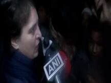 CAA विरोध: प्रदर्शनकारियों से इंडिया गेट पर मिलीं प्रियंका गांधी, कहा- गरीबों के खिलाफ है ये कानून