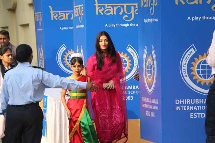 आराध्या ने साड़ी पहनी थी, साथ में एक हाई बन बनाया था. (Photo Credit: Manav Manglani)