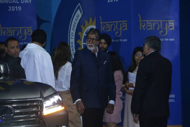इसके साथ ही इस इवेंट में महानायक अमिताभ ने भी पोती के एनुअल फंक्शन में शिरकत की. (Photo Credit: Manav Manglani)