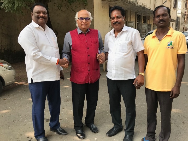 जिन्होंने मुंह पर कालिख़ पोती, उन्हीं से अब गले मिले लेखक सुधींद्र कुलकर्णी Writer Sudheendra Kulkarni with Shiv Sena workers जिन्होंने मुंह पर कालिख़ पोती, उन्हीं से अब गले मिले लेखक सुधींद्र कुलकर्णी