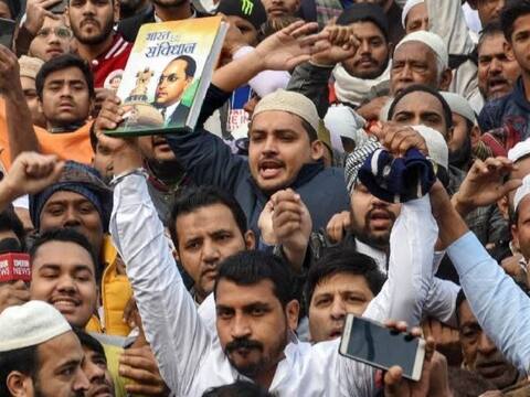 दरियागंज हिंसा मामला: भीम आर्मी प्रमुख चन्द्रशेखर आजाद को गिरफ्तार किया गया दरियागंज हिंसा मामला: भीम आर्मी प्रमुख चन्द्रशेखर आजाद को गिरफ्तार किया गया