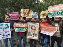 जामिया की छात्रा ने अनोखे अंदाज में रचाई शादी, हाथों में CAA विरोधी तख्तियां पकड़े दिखे रिश्तेदार