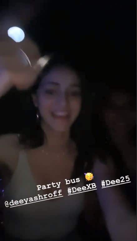 उनकी और उनके दोस्तों की इन तस्वीर को फैंस काफी पसंद कर रहे हैं. (Photo Credit: @ananyapanday Instagram)