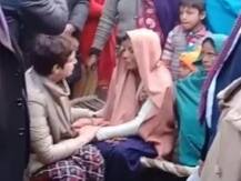 यूपी: प्रियंका गांधी ने CAA विरोधी प्रदर्शन में मारे गए लोगों के परिवारों से की मुलाकात