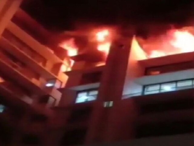 मुंबई: रिहायशी इमारत की 7वीं-8वीं मंजिल पर लगी भीषण आग, कई लोग फंसे Fire breaks out at Labh Shrivalli building in Vile Parle Mumbai