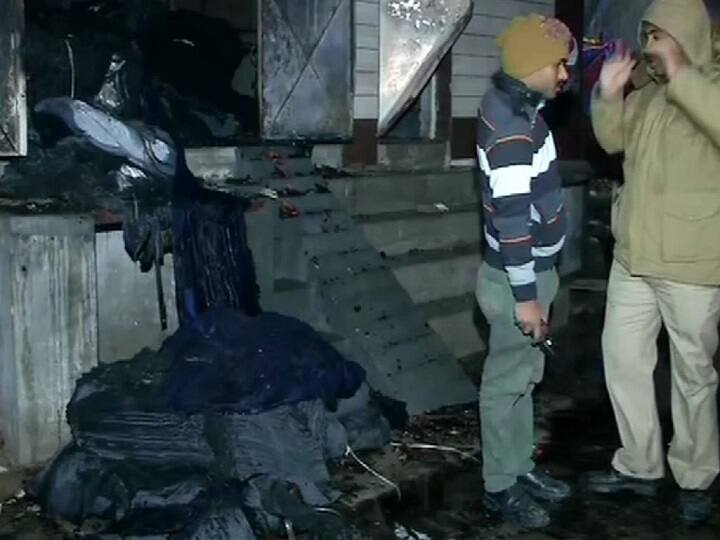 Delhi: Nine people have died and many injured after a fire broke out in a cloth godown in Kirari दिल्ली: किराड़ी में कपड़े के गोदाम में लगी भयानक आग, अबतक 9 लोगों की मौत