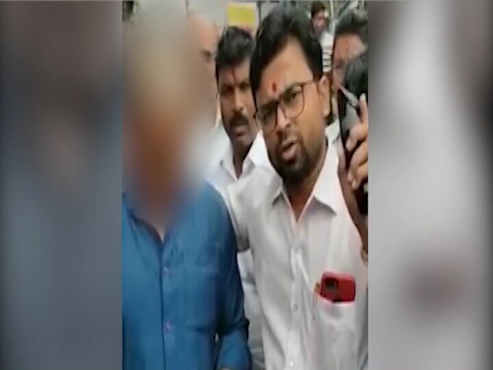 man thrashed by shiv sena workers for comment on uddhav thackeray post मुंबई: उद्धव ठाकरे पर विवाददित पोस्ट करने पर शिवसेना समर्थकों ने शख्स को पीटा, जबरन गंजा किया