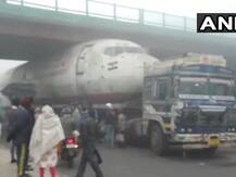 पश्चिम बंगाल: दुर्गापुर में पुल के नीचे फंसा विमान, देखने के लिए जुटी भीड़