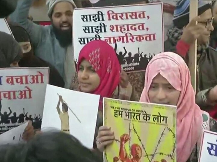 Delhi: Protesters gather at Mandi House to protest against Citizenship Amendment Act, Section 144 has been imposed दिल्ली: मंडी हाउस के बाहर CAA के खिलाफ पुलिस की इजाजत के बिना प्रदर्शन, धारा 144 लागू
