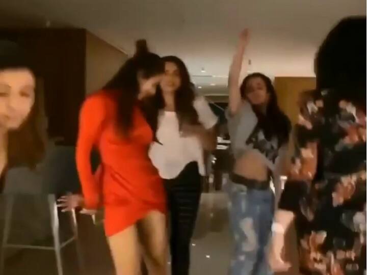 malaika arora enjoying house party with friends dance video रेड मिनी ड्रेस में गर्ल गैंग के साथ थिरकती नजर आईं मलाइका अरोड़ा, वीडियो वायरल
